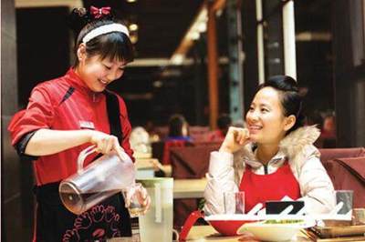 海底捞把餐饮行业带“跑偏”了？服务与产品的博弈